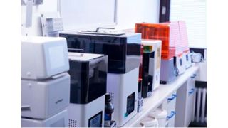 Beispielhafter Druckerraum für die additive Fertigung von Bauteilen aus Harzmaterialien. Von den Photopolymeren können Gefährdungen ausgehen. (Bild: A. Xepapadeas, Universitätsklinikum Tübingen)