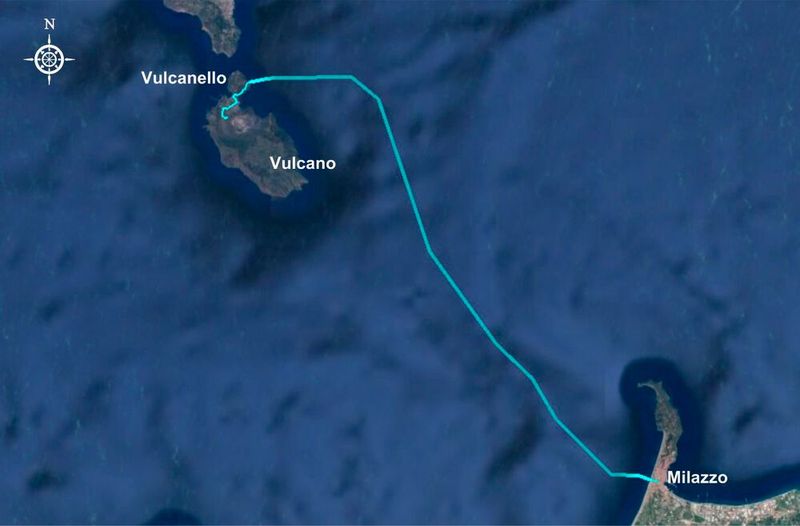 Trasse des Unterwasser-Glasfaserkabels, das Milazzo im Nordosten Siziliens mit der Insel Vulcano verbindet.  (Bild: Gilda Currenti (INGV) und Philippe Jousset (GFZ) auf Basis von: GoogleMaps, (c) 2022 Data SIO, NOAA, U.S. Navy, NGA, GEBCO,Google,Bilder (c) 2022 TerraMetrics,Kartendaten (c) 2022)
