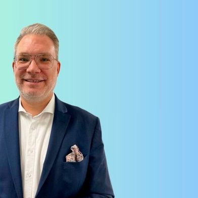 Neuer Leiter für den Channel-Vertrieb: Seit 1. April 2026 ist Philipp Naujoks Leader Channel Sales bei Aagon. (Bild: Aagon GmbH, bearbeitet mit Canva)