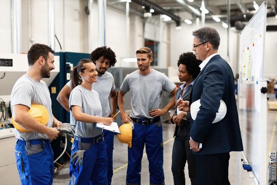 Regelmäßige, kurze Lagebesprechungen legen auch offen, wo es grundsätzlich hapert. (Bild:  Kohler- SDMO)
