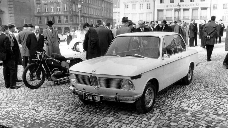 Eigentlich sollte der 1966 vorgestellte zweitürige BMW 1600 nur das Einstiegsmodell ins Markenprogramm sein, aber dann entwickelte er sich zum Urahnen der legendären 02-Sportler. (Bild: BMW AG)