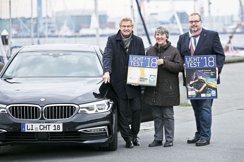 Klares Zeichen: (v. li.) Bernd Buchholz (Verkehrsminister Schleswig-Holstein), Elisabeth Pier (Landesverkehrswacht) und Michael Ihle (Kfz-Gewerbe Schleswig-Holstein) eröffnen gemeinsam den Licht-Test 2018. (Bild: Biederbeck)