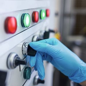 Lange vor der 13849-1 galt die DIN EN 954-1 als Grundlage für die funktionale Sicherheit von Maschinen. Die Norm wies jedoch gegenüber dem heutigen Stand der Technik Lücken auf. So deckte sie beispielsweise die Verwendung elektronischer, programmierbarer Systeme für Sicherheitsfunktionen nicht ab. 