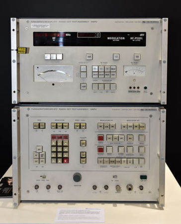 1974 stellte Rohde & Schwarz den weltweit ersten Funkgerätemessplatz mit eingebautem Mikroprozessor und IEC-Bus vor. Der SMPU war Messsender, Leistungs-, Frequenz- und Modulationsmesser sowie NF-Prüfgerät in einem und überzeugte mit automatischen Messroutinen sowie einfachster Bedienung. (Fotostudio SX Heuser)
