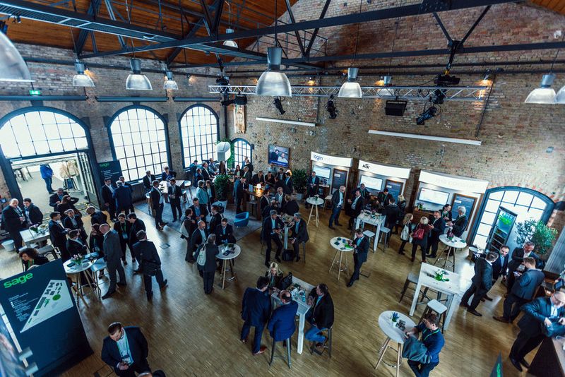 Auf der begleitenden Expo zeigen Sage-Partner ihre Entwicklungen, darunter die Loginfinity AG, HTK, MS Consult EDV Management und Systemberatung, Sellmore, Abacus, Netstyle, D.velop, Praxedo, Planday, Gastrofix und Inventorum. (Sage)