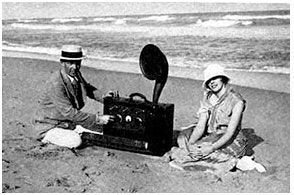 Bild 3: Edwin Armstrong und seine Frau Marion auf Hochzeitsreise mit dem ersten tragbaren Radio. (Analog Devices)