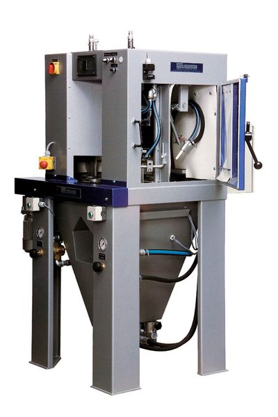 Die Karussell-Strahlanlage KA6-3 bearbeitet Medizinteile aller Art im Automatikbetrieb. (Sigg)