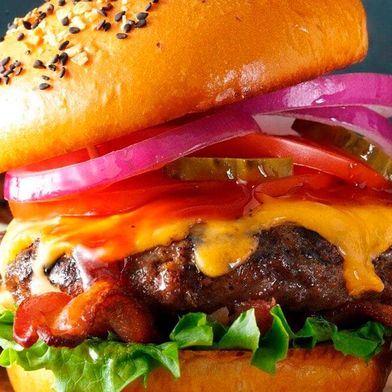Burger-Buden sind in den USA eine beliebte Nahrungsquelle. Bisher hat nur noch keiner draufgeschaut, wie der optimale Burger aussieht und es gibt unzählige Kombinationen. US-Forscher sind dem nun aber per KI auf der Spur gewesen. Lesen Sie hier, was dabei herauskam ... (Bild: Kulinarr)