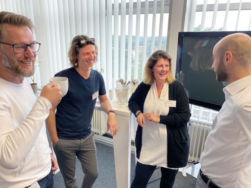 Es herrschte eine lockere Atmosphäre, hier Mike Kaczmarczy, (Fujitus), Oliver Carbow und Kathrin Brinkschulte (beide api Computer) und Nils Ackermann (Fujitsu). (Bild: pilot Computer)