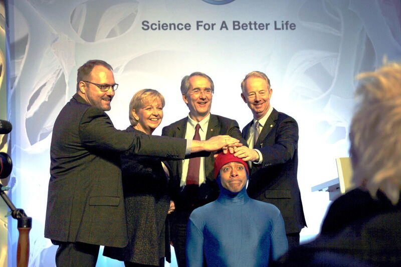 Symbolic push of a button with a twist (from r.): Bayer CEO Dr. Marijn Dekkers, Patrick Thomas, CEO of Bayer Material Science, NRW Governor Hannelore Kraft and André van Broich, Chairman of the Dormagen Works Council, started up the new TDI plant in Dormagen with the help of the physical theater group Mobilé. (Bild: PROCESS)