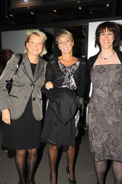 Bereit für einen schönen Abend: (von li.) Annegret Riediger, Carmen Richter und Grit Otto (alle Santander Consumer Bank). (Archiv: Vogel Business Media)