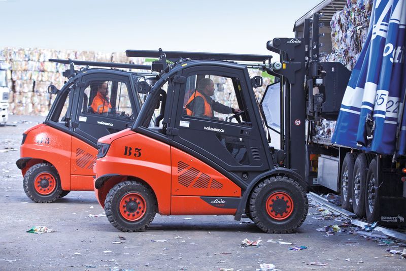 Bild 2: Vorgänger gegen aktuelle Version: Der Kraftstoffverbrauch des Linde H50 mit Verstellpumpe lag bei gleichen Einsatzbedingungen dauerhaft um 20% unter dem der Vorgängerbaureihe. (Bild: Linde-MH)
