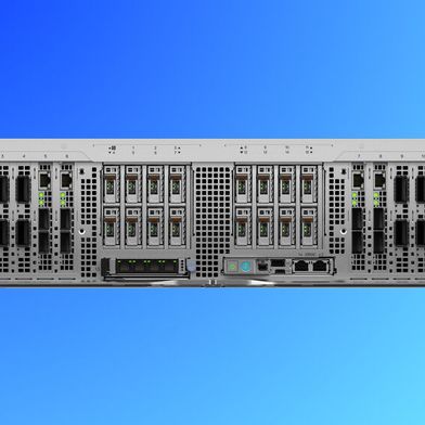 KI mit AMD: Der flüssigkeitsgekühlte Dell Poweredge XE9785L ist mit acht Instinct-MI355X-GPUs bestückt. Den CPU-Part übernehmen zwei Epyc-Prozessoren der Serie 9005. (Bild: Dell Technologies)