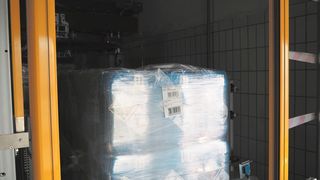 Die Anlage kann dank Smart Process Gating platzsparend ausgelegt werden, da kein Platz für Muting-Sensoren vorgesehen werden muss.  (Leuze Electronic)