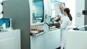 Abb.1: Daten fallen im Labor jede Menge an. Wichtig ist, dass diese Daten zwischen Laborgeräten und Systemen übermittelt werden. Dafür braucht es entsprechende Schnittstellen. (Symbolbild) (Bild: © Viacheslav Yakobchuk - stock.adobe.com)