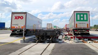 In einem Cargobeamer-Terminal werden Trailer horizontal verladen. Derzeit verkehren Cargobeamer-Züge in Deutschland, Frankreich, Italien und dem Vereinigten Königreich. (Bild: Cargobeamer)