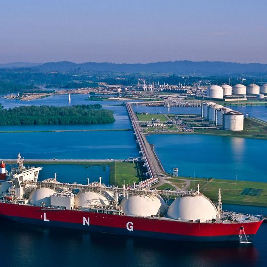 Graforce hat Methanelektrolyseanlagen entwickelt. Errichtet an LNG-Terminals oder anderen dezentralen Standorten, können sie die Energieversorgung dekarbonisieren, da LNG/LPG nicht verbrannt, sondern mit Hilfe von Ökostrom in Wasserstoff und festen Kohlenstoff umgewandelt wird.(Bild:  Ms Light Box/ Business Wire)