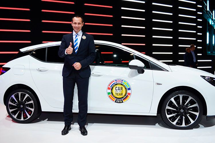 Auch Vertriebs-Chef Jürgen Keller freute sich sichtlich über den Preis für den neuen Astra. (Foto: Rehberg)