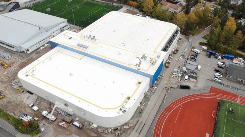 Cool-Roof-Dachbahn „Bright" mit hochreflektierender weißer Oberfläche für maximale thermische Effizienz.(Bild:  Renolit Gruppe)