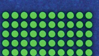 Mit dem Femtolaser sind die unterschiedlichsten Lochgeometrien realisierbar.  Messtechnisch sind die sauberen Lochkanten nachweisbar. Die Symmetrien sind sehr präzise und die Wiederholgenauigkeit sehr hoch. Hier auf dem Bild: Runde Löcher mit Durchmesser 30um in Si3N4 Material. (Bild: Posalux)