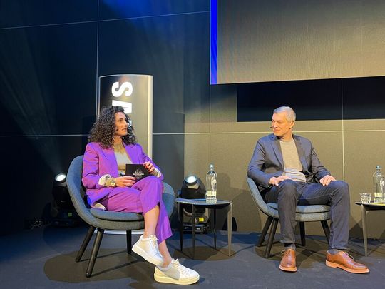 Auf der Samsung Net:worxs 2026 in Düsseldorft redet Moderatorin Evren Gezer (l.) mit Tuncay Sandikci, Director MX B2B Samsung, wie sich heutzutage Business und Travel vereinbaren lassen.(Bild:  Vogel IT-Medien)