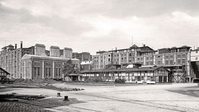 Vor einem Jahrhundert eröffnete Henkel sein Klebstoffwerk in Holthausen und legte damit den Grundstein für einen eigenen Industriezweig.(Bild:  Henkel)