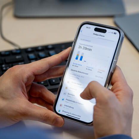 It can help to realise how much time you actually spend on social platforms every day.(Source:  RUB/ Marquard)