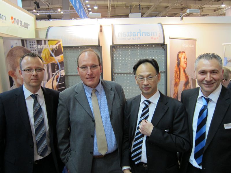 (v. l.) Thomas Heilmann, Memorysolution, Christoph Runge und Werner Dao, COS, und Nuri Göktas, api          (Bild: IT-BUSINESS)