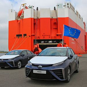 Die ersten Toyota Mirai, insgesamt fünf Fahrzeuge, wurden im britischen Bristol und im belgischen Zeebrügge entladen.