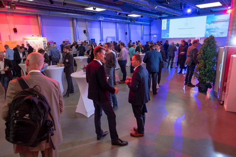 Die Pausen nutzen die Teilnehmer des Anwendertreffs Maschinensicherheit zum Austausch untereinander und Besuch der begleitenden Ausstellung. (J. Untch / Vogel Communications Group GmbH & Co. KG)