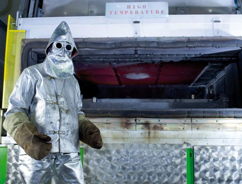 Im Spezialofen getempert: Um den hohen Sicherheitsanforderungen zu entsprechen, werden die Glasscheiben in einem Spezialofen getempert und anschließend luftgekühlt. Bild: Saint-Gobain Sekurit International (Archiv: Vogel Business Media)