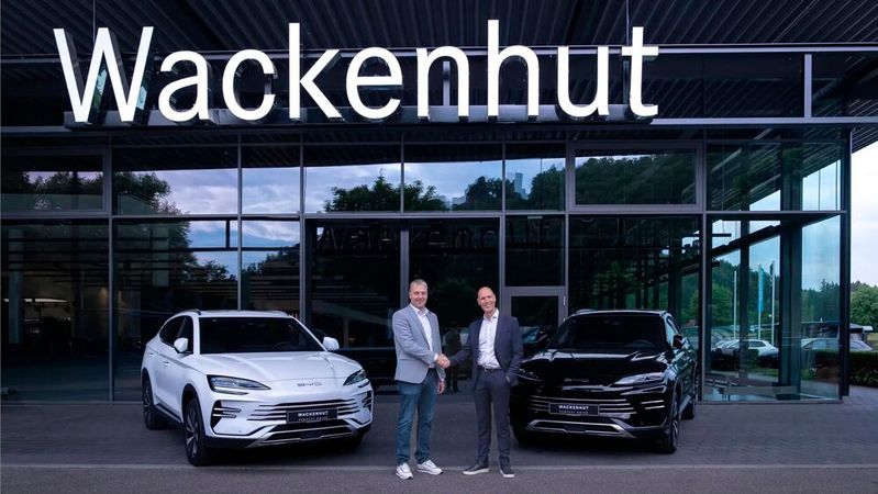 Volker Gohl, Geschäftsführung Autohaus Wackenhut (li.), und Kai Schröder, Direktor Händlernetzentwicklung bei BYD Deutschland. (Bild:  BYD)