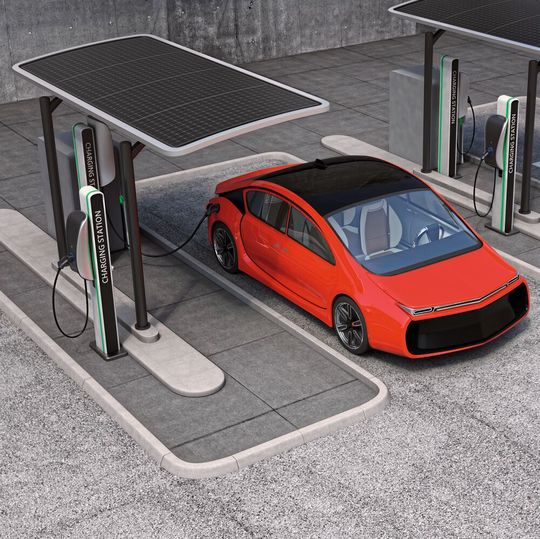 Ein Elektroauto an der Ladestation: Mit einem Onboard-Charger lässt es sich nicht nur an Schnellladestationen für Gleichstrom, sondern auch mit Wechselstromquellen in angemessener Zeit aufladen. Ein Elektroauto an der Ladestation: Mit einem Onboard-Charger lässt es sich nicht nur an Schnellladestationen für Gleichstrom, sondern auch mit Wechselstromquellen in angemessener Zeit aufladen.