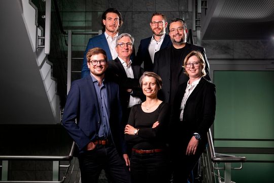 Das Hololight-Management von links: Luis Bollinger, CMO & Co-Founder, Alexander Werlberger, CTO & Co-Founder, Helmut Gulde, Chief Corporate Development Officer, Isabella Doppler, CFO, Philip Brugger, Chief Revenue Officer, Florian Haspinger, CEO & Co-Founder, Susanne Haspinger, COO & Co-Founder.(Bild:  Hololight)