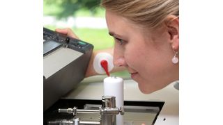 Den Freisinger Forschern stehen zahlreiche Analysegeräte wie die Gaschromatographie zur Verfügung, um die Verursacher von störenden Gerüchen in Acrylklebstoffen aufzuspüren.  (Fraunhofer IVV)