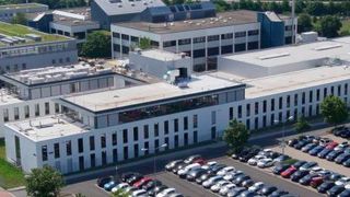 Am Sitz der Division E-Mobility in Schweinfurt hat ZF ein neues Gebäude für die Bereiche Verwaltung, Entwicklung und Vertrieb eröffnet. Dort sind Arbeitsplätze für rund 520 Mitarbeiter entstanden. (ZF Friedrichshafen AG)