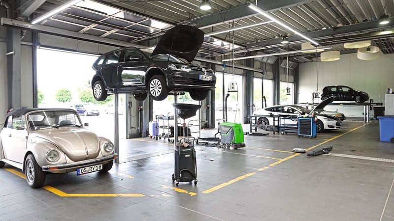 Auch für klassische Mechanik- beziehungsweise Elektrikarbeiten stehen in der Werkstatt jede Menge gut ausgestatteter Arbeitsplätze zur Verfügung. (Bild: Dominsky/»kfz-betrieb«)