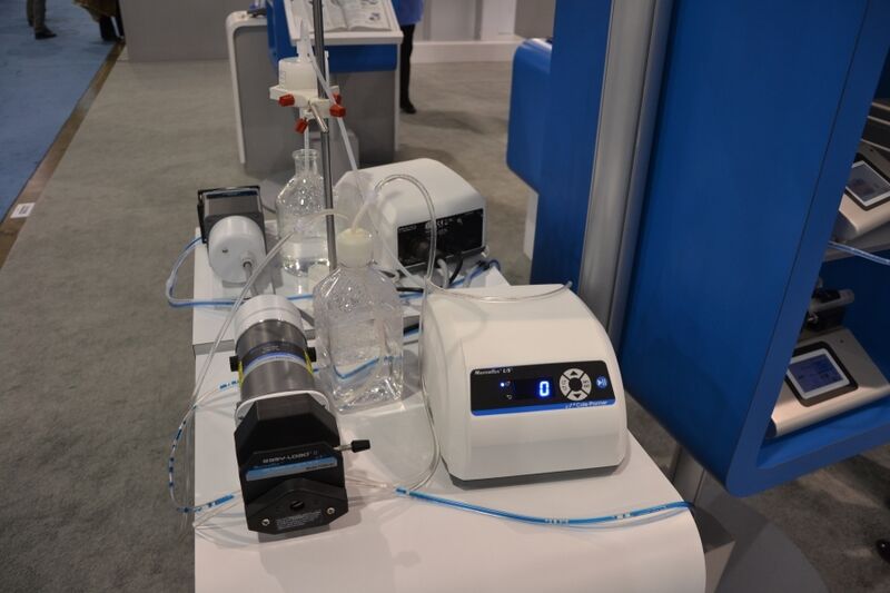 Cole-Parmer showcases a selection of Masterflex tubing pumps and tubing formulations at Pittcon. The peristaltic pump drives allow users to position the motor and controller separately—ideal for limited spaces, hoods, or isolation chambers. (Bild: LABORPRAXIS)
