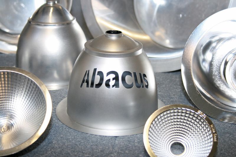 Bild 2: Spiegelnde Oberflächen bilden eine spezielle Herausforderung an die Blechumformung. Dies konnte nun gelöst werden. (Bild: Abacus Maschinenbau)