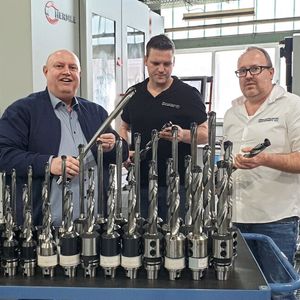 Haben die Fertigung der Zerspanungstechnik Mangner GmbH im Bereich Bohren komplett auf das Wechselkopf-System TTD von Mapal umgestellt (v. l.): Uwe Rein (Gebietsverkaufsleiter Mapal), Dominik Geßner (Fertigungsleiter Mangner) und Mike Mangner (Geschäftsführer 
Mangner).  (Bild: Mapal)