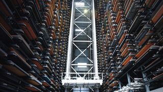 In der Langgut- und Blechlagerung lösen moderne, automatische Lagersysteme immer mehr die klassische Bodenlagerung ab. (Bild: Kasto)