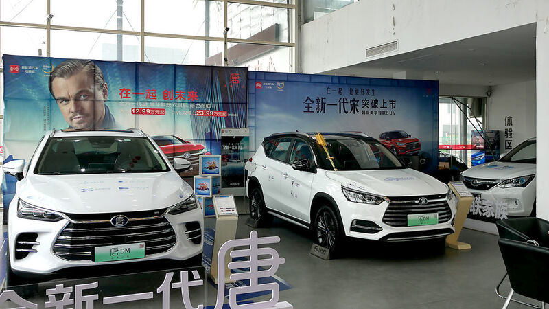 Chinesische Hersteller wie BYD haben inzwischen durchaus attraktive Hochvoltfahrzeuge im Programm. Der Preis dieser Plug-in-Hybride startet bei umgerechnet rund 16.000 Euro. (Schmidt/»kfz-betrieb»)