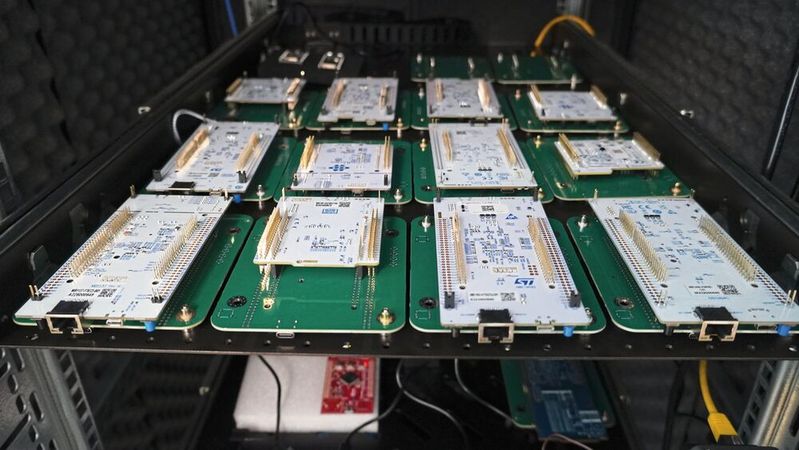 Lässt sich ein Hardware-in-the-Loop-Testsystem in die Cloud verlagern? Das Münchner Startup OnMCU hat das getan, und dabei wertvolle Best-Practice-Erfahrungen gesammelt.(Bild:  OnMCU)