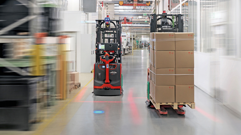 Schmale und lange Gänge sind für die Hochhubwagen mit Kontur navigation kein Problem.(Bild:  Linde Material Handling)