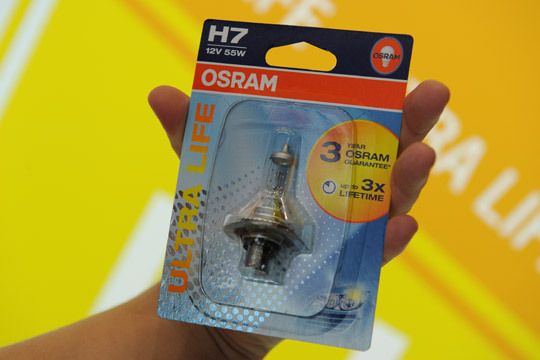 ...für die Scheinwerferlampe Osram Ultra Life entgegennehmen. (Archiv: Vogel Business Media)