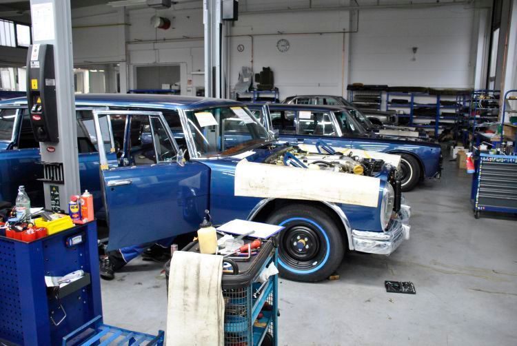 Schaut man im Werk 2 durch die Reihen, drängt sich der Eindruck auf, dass Dunkelblau-Metallic offenbar eine gern gewählte Farbe war. (Dominsky/»kfz-betrieb«)