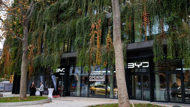 Das Gebäude am Rotebühlplatz zeichnet sich durch moderne Architektur und eine begrünte Fassade aus. (Bild: Dominik Eder)