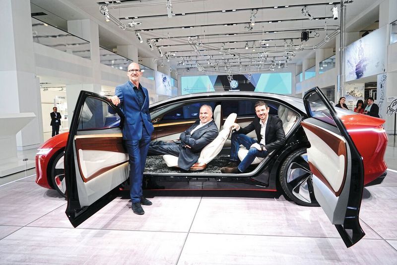 Klaus Bischoff und Jürgen Stackmann gemeinsam mit Filmproduzent Oliver Berben (v.l.n.r.). (Volkswagen)