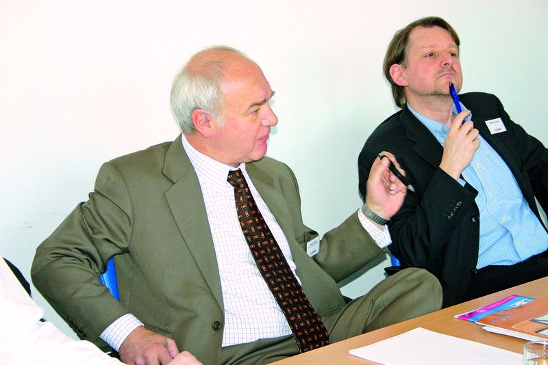Während Wilfried Platten auferksam zuhört, erklärt Winfried Pröhl, dass AMI den »Appliance-Gedanken« eines Netzwerkes schon zur Jahrtausendwende getragen hat. (Archiv: Vogel Business Media)