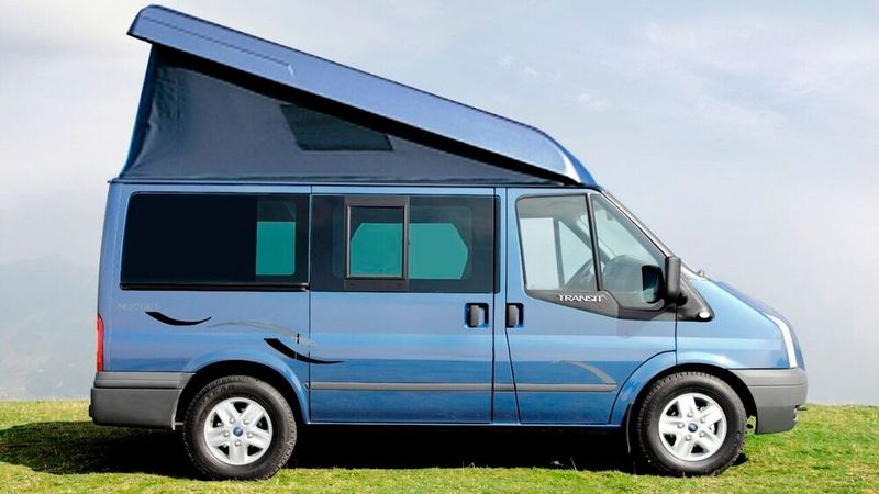 Das nur ca. 5 Meter lange Wohnmobil gibt es von Anfang an bzw. lange Zeit sowohl in der Variante Aufstelldach (AD)... (Bild: Ford)